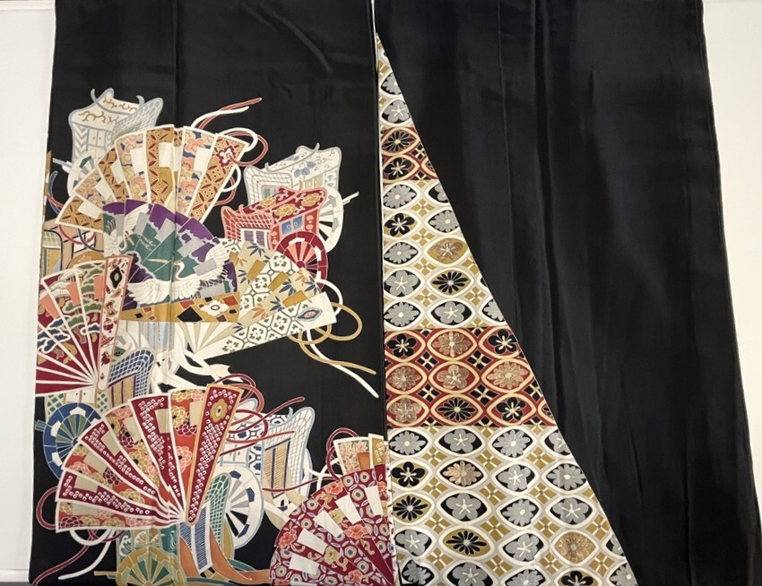 花とら●リサイクル着物 黒留袖 2枚まとめて 檜扇 源氏車 御所車 割付文様 リメイク 素材 細工用 250917拍卖