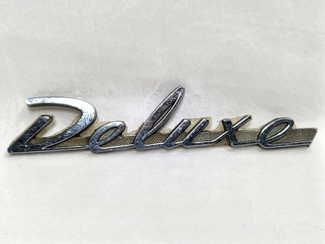 ■旧車 メーカー不明 エンブレム Deluxe 金属プレート 長さ12.3cm/クラッシクカー拍卖