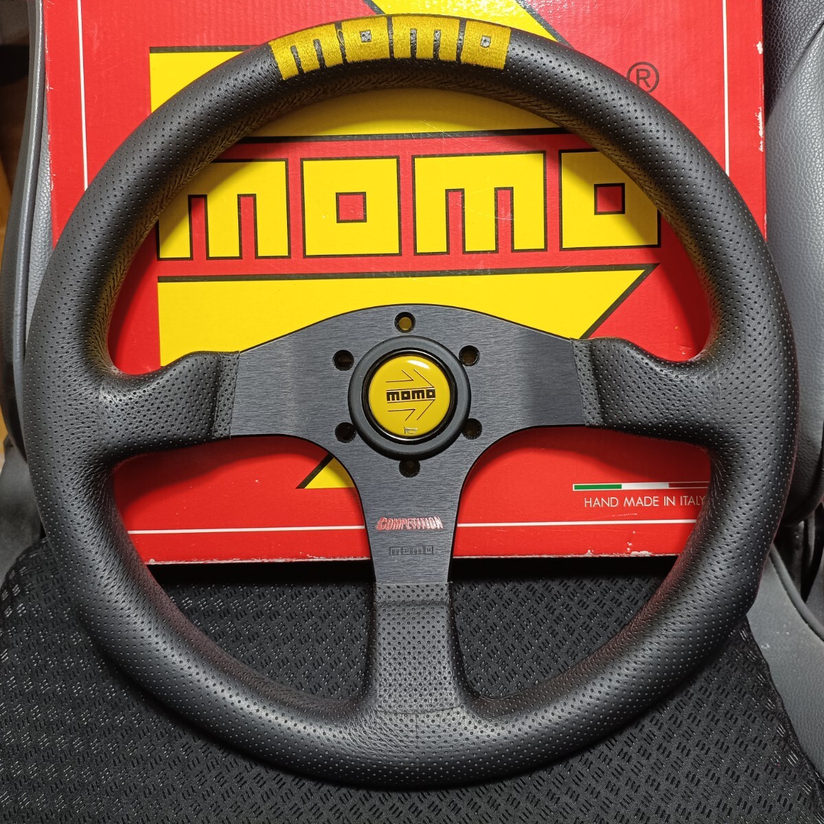 即決 正規品 MOMO モモ コンペティション φ35 パンチングレザー 送料無料拍卖