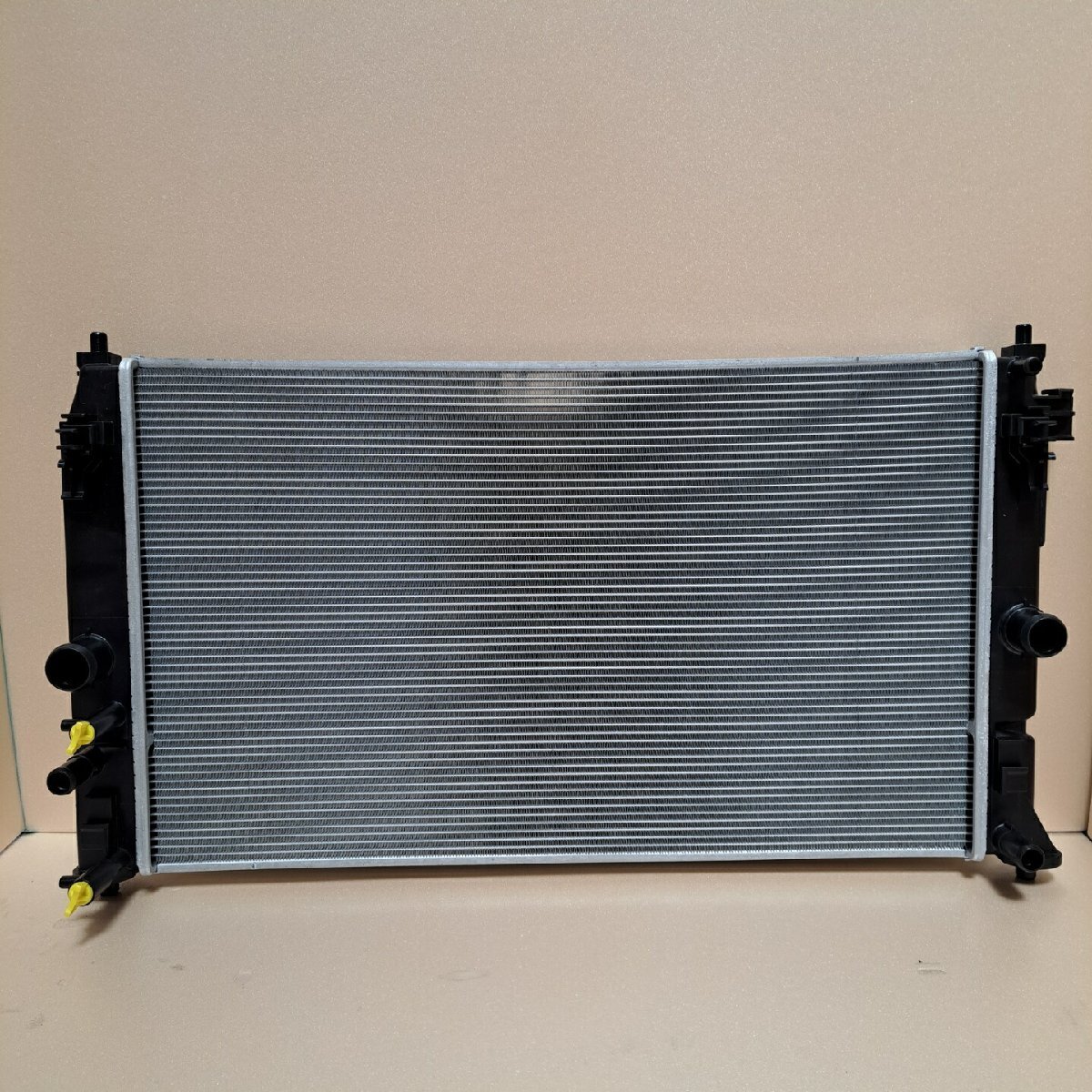 ラジエター ヤリスハイブリッド ラジエーター MXPH10・MXPH15 新品未使用拍卖