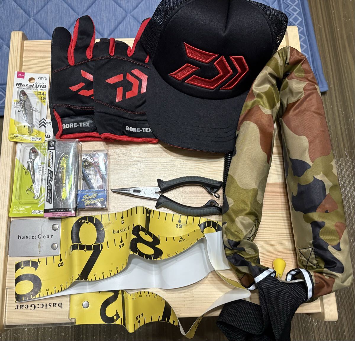 ダイワ フィッシングキャップ、グローブ、プライヤー 救命胴衣、メジャー、ルアー4個拍卖