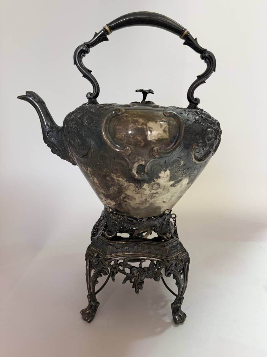 19世紀頃 ヨーロッパ製 銀製ティーポット 精緻彫刻 スタンド付 容量3500ml 総重量2160g アンティーク 古美術品 銀瓶 煎茶道具拍卖