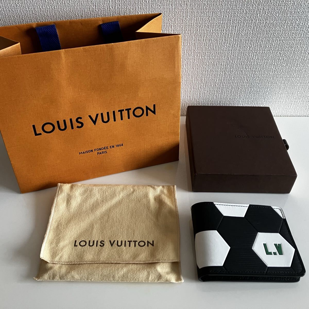 限定品■ヴィトン 新品 二つ折り財布 黒ポルトフォイユブラザ エピ ブラック拍卖