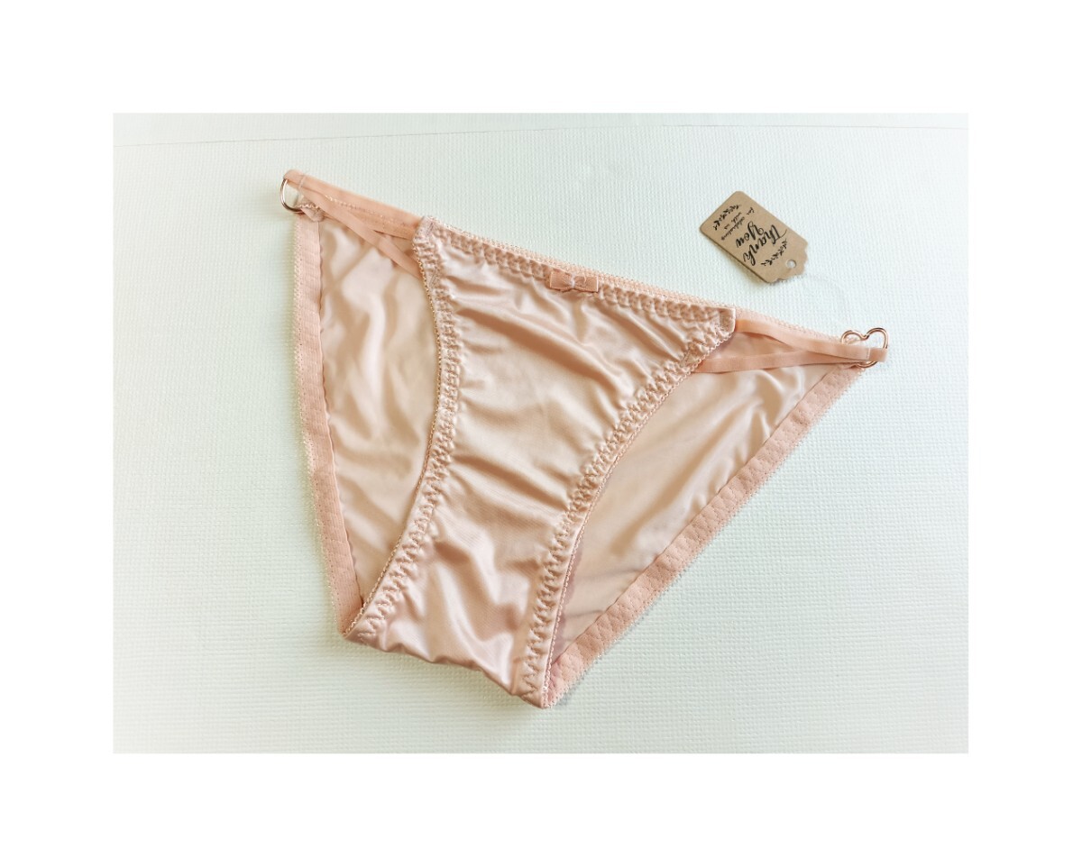 ★新品★ S ショーツ ピンクベージュ系 サテン風 光沢 ハート飾り つるつる セクシーランジェリー ロリパン拍卖
