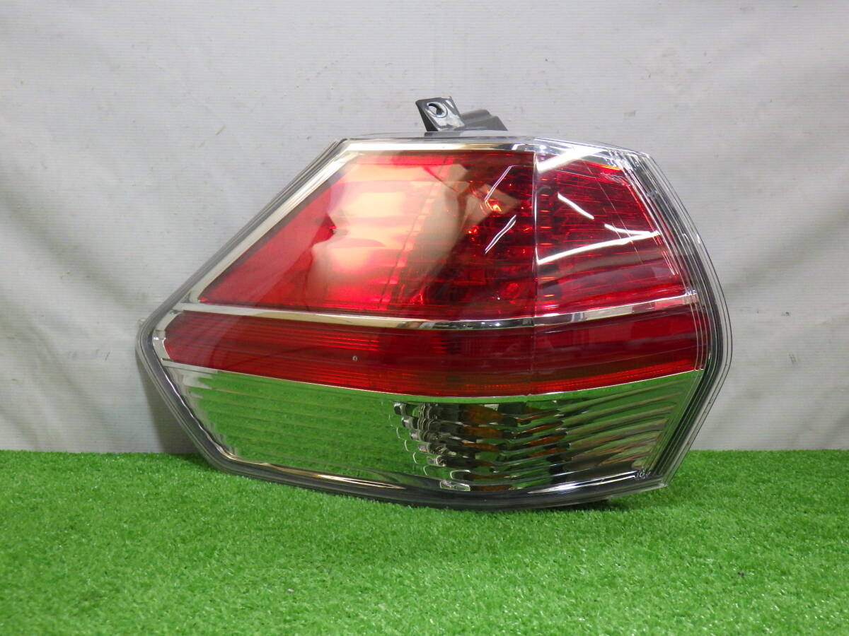 16B】【送料記載】 エクストレイル HNT32 左テールランプ 26555-4CA0A コイト 220-17939 NT32 【504011】 拍卖