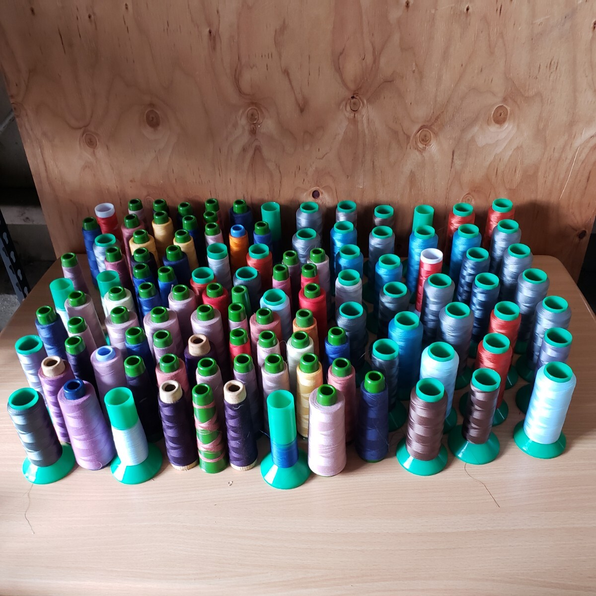 エースクラウン キンバスパン など 工業用ミシン糸 ロックミシン糸 ミシン糸 大量 約110本 まとめ売り【CDセット】拍卖