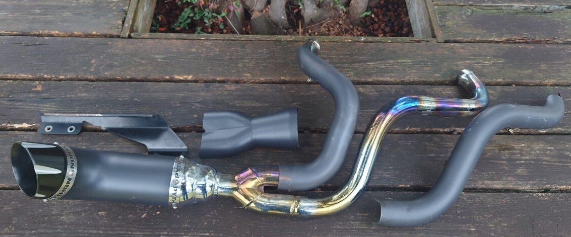 ハーレーダビッドソン PYTHON パイソン エキゾーストシステム 2-1 ブラック FL 2007-2016用 EXHAUST 2-1 BLK 07-16 ツーリング 中古品拍卖