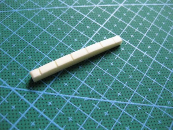 6弦ギター用溝付き牛骨ナット ボーンナット フェンダータイプ 新品・最落なし拍卖