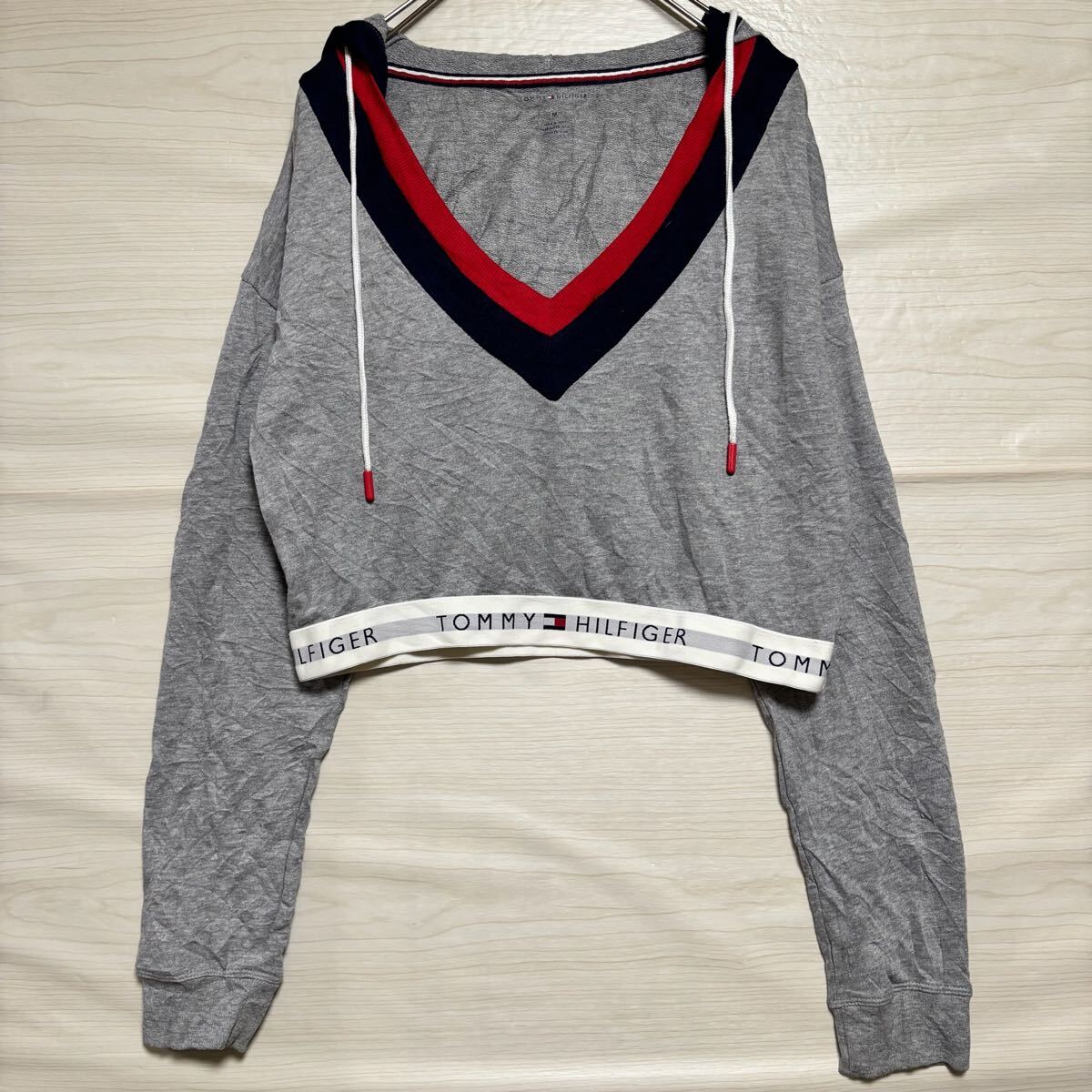 TOMMY HILFIGER トミーフィルフィガー プルオーバーパーカー スウェット 短丈 Vネック サイズM グレー レディース トップス(36)拍卖