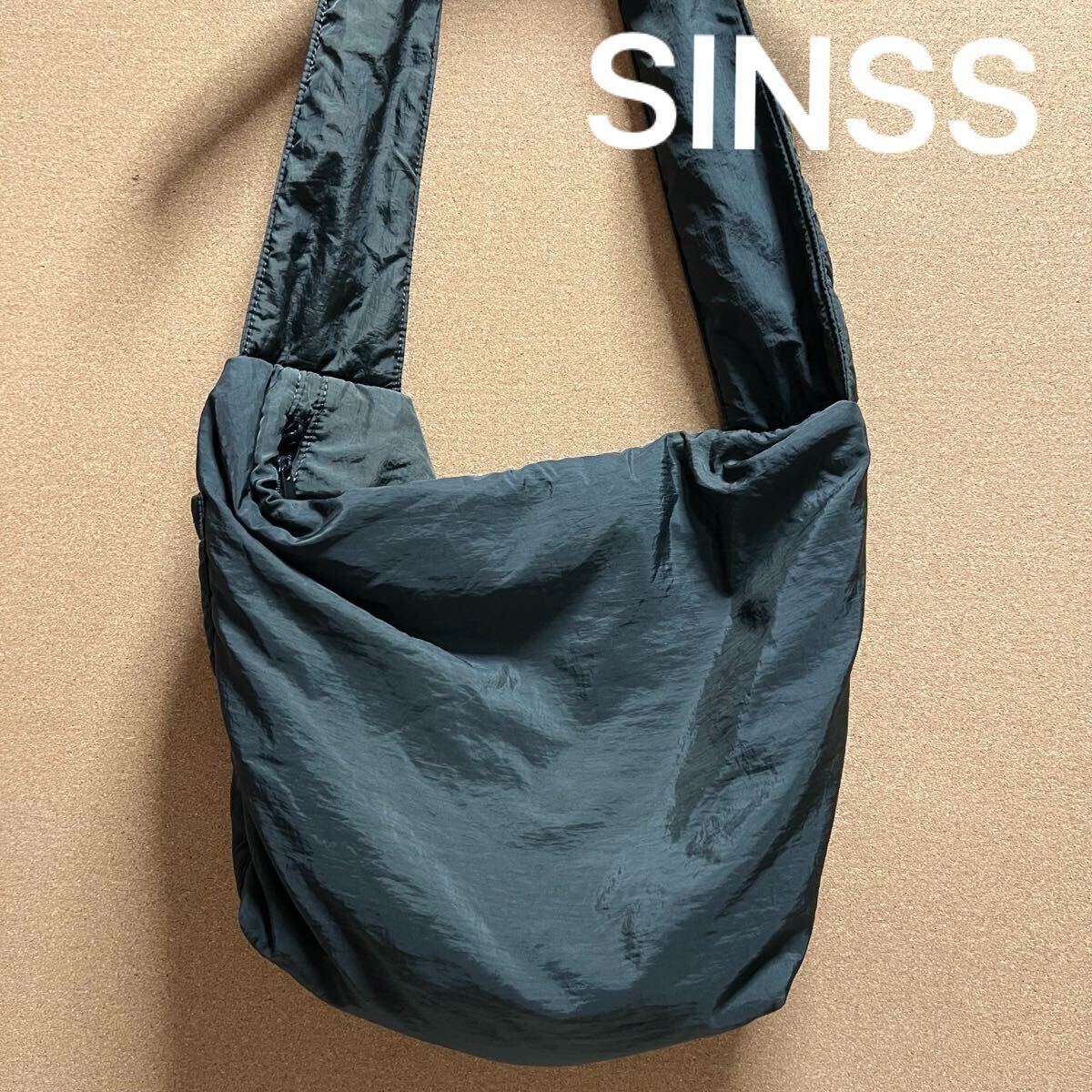 Sinss ナイロンギャザーショルダーバッグ カーキ 斜めがけ クロスボディ 軽量 ナイロン レディース メンズ ユニセックス シンス 男女兼用拍卖
