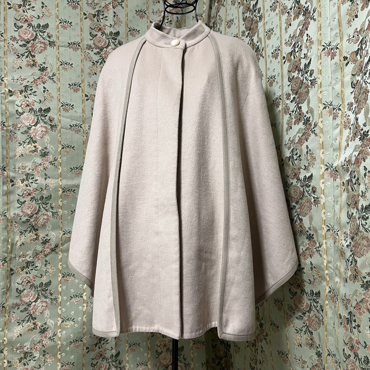 上品ベージュ 美シルエット リバーウールマントコート ROPE MADEMOISELLE ロペ ポンチョ ケープコート 高級感 エレガント 秋冬アウター拍卖