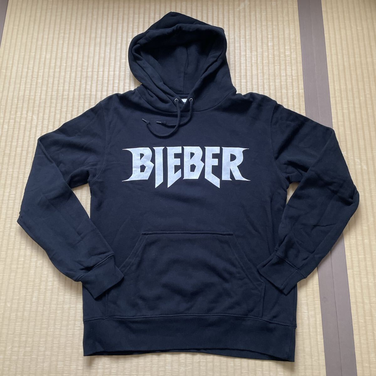 ジャスティンビーバー プルオーバーパーカー Justin Bieber スエットパーカ JUSTIN BIEBER ロゴパーカー オフィシャルグッズ拍卖