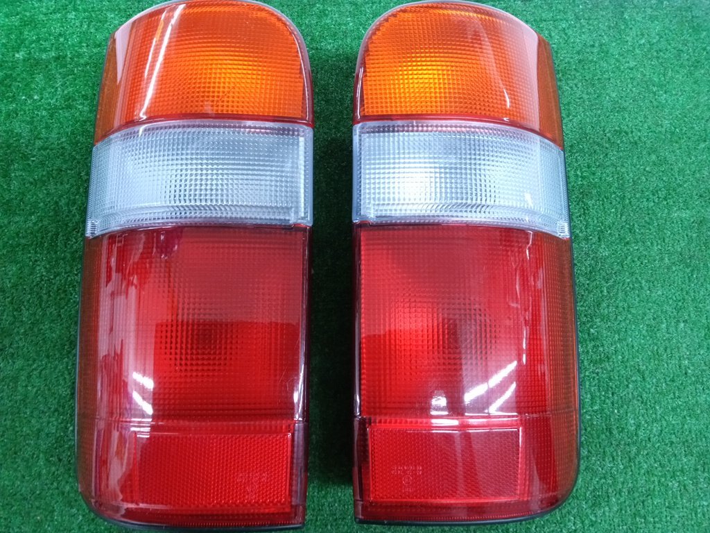 ★ジャンク品★ヒビ割れあり 社外 メーカー不明 テールランプ 左右セット TOYOTA 100系 ハイエースバン ワゴン 対応【他商品と同梱歓迎】拍卖