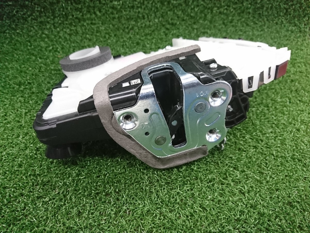 ★中古品★トヨタ 純正 フロントドアロック ノア ヴォクシー 69040-28220【他商品と同梱歓迎】拍卖