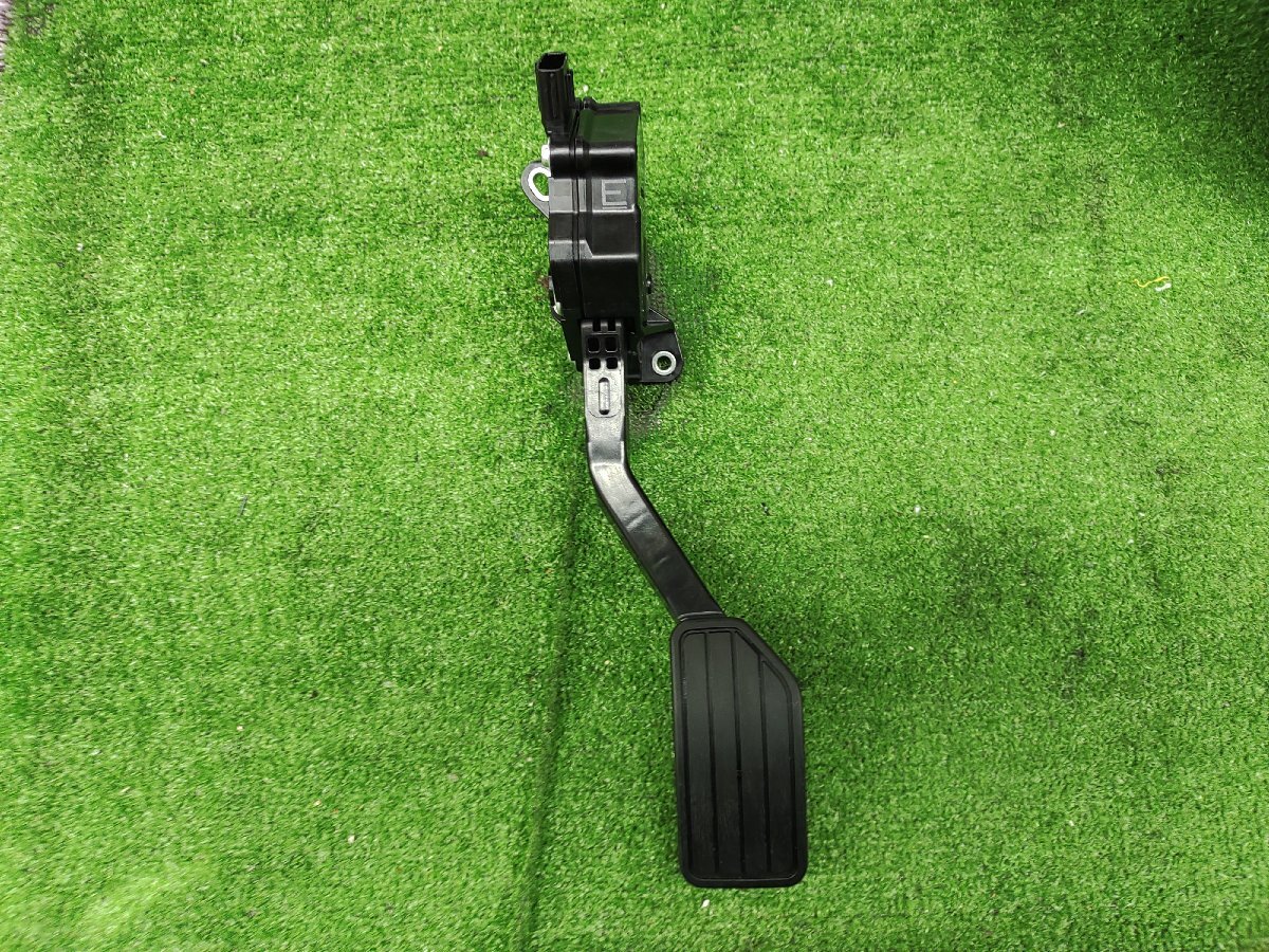 ★中古品★SUBARU スバル 純正 SLG フォレスター アクセルペダル アクセル ペダル DENSO 36010FN001 198800-2721【他商品と同梱歓迎】拍卖