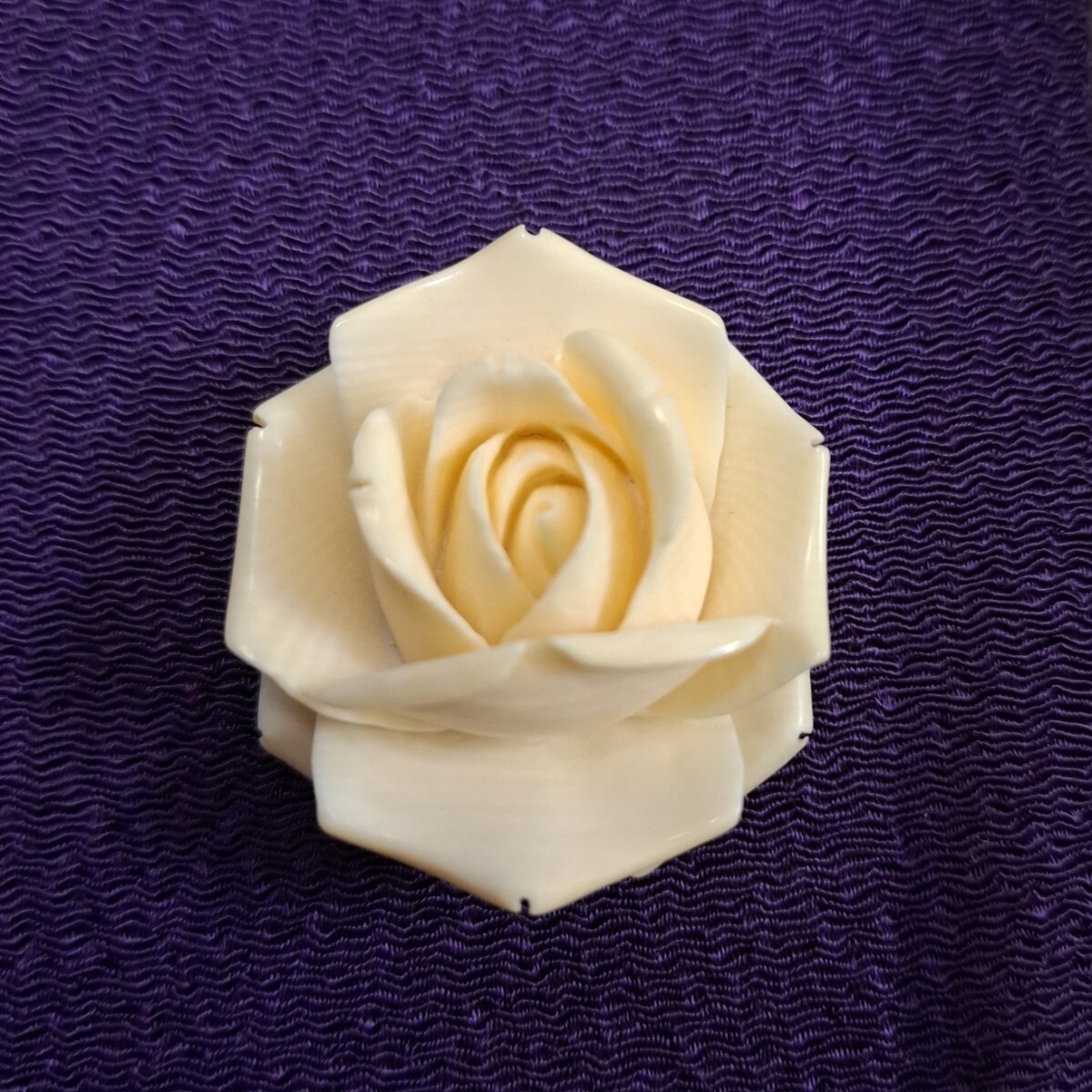 ペンダントトップ 薔薇 牙 作家物 共箱 約4cm×3.5cm×1.5cm 拍卖