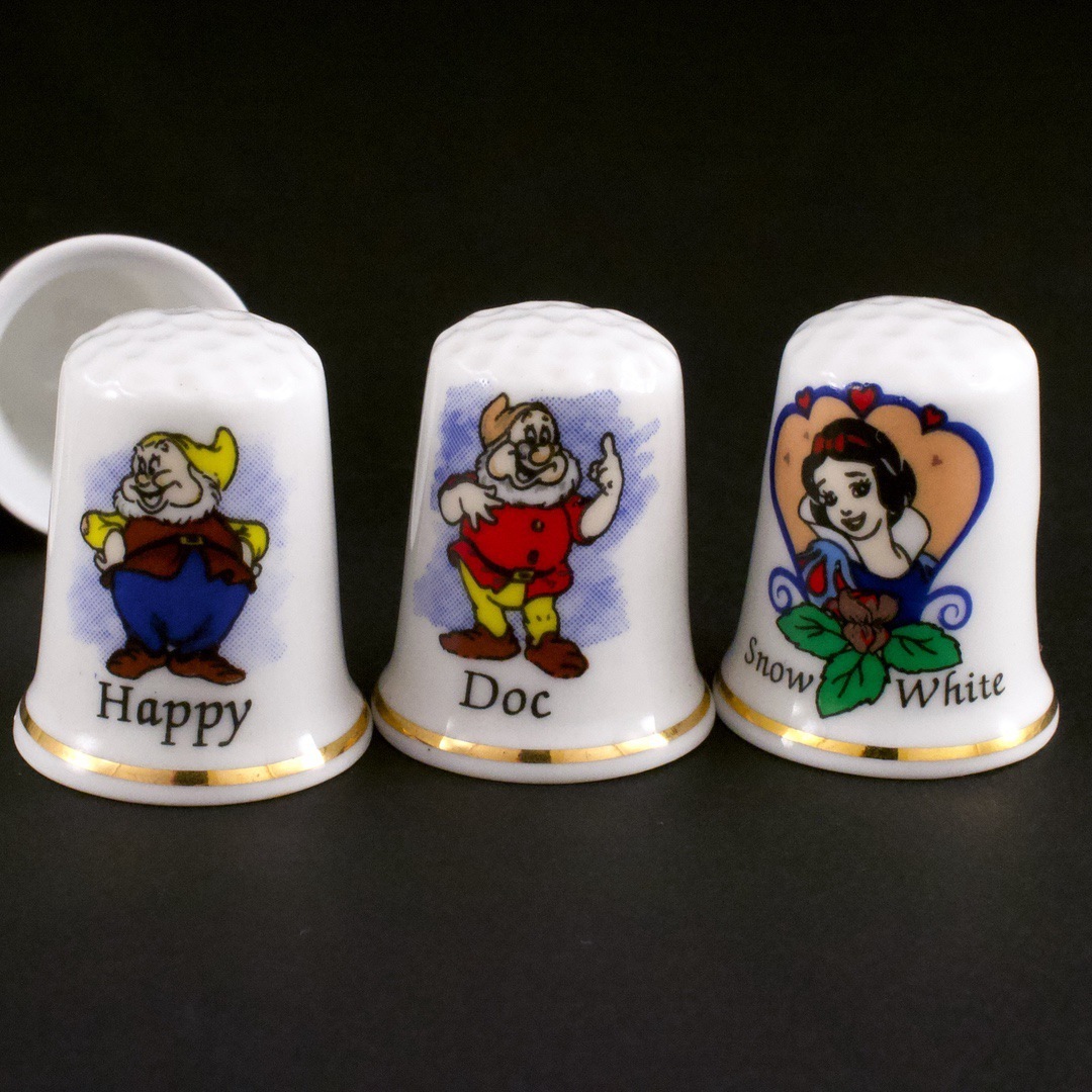 イギリス STOKE-ON-TRENT FINE BONE CHINA 指抜き(thimble) 白雪姫と七人の小人 8個セット拍卖