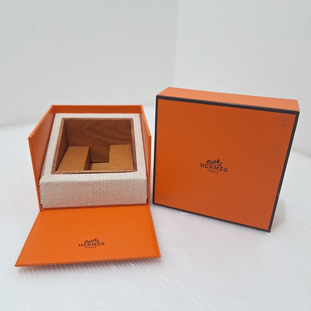 D(1022c8) HERMES エルメス 空箱 時計ケース ウォッチケース 箱のみ 箱 BOX ボックス サイズ 約11×11×8cm拍卖