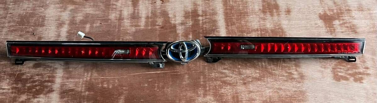 トヨタ純正 JPD10 MIRAI/ミライ KOITO 62-16 テールランプ トランク/バックドア/ハッチバック エンブレム 67939-62010 TOYOTA拍卖