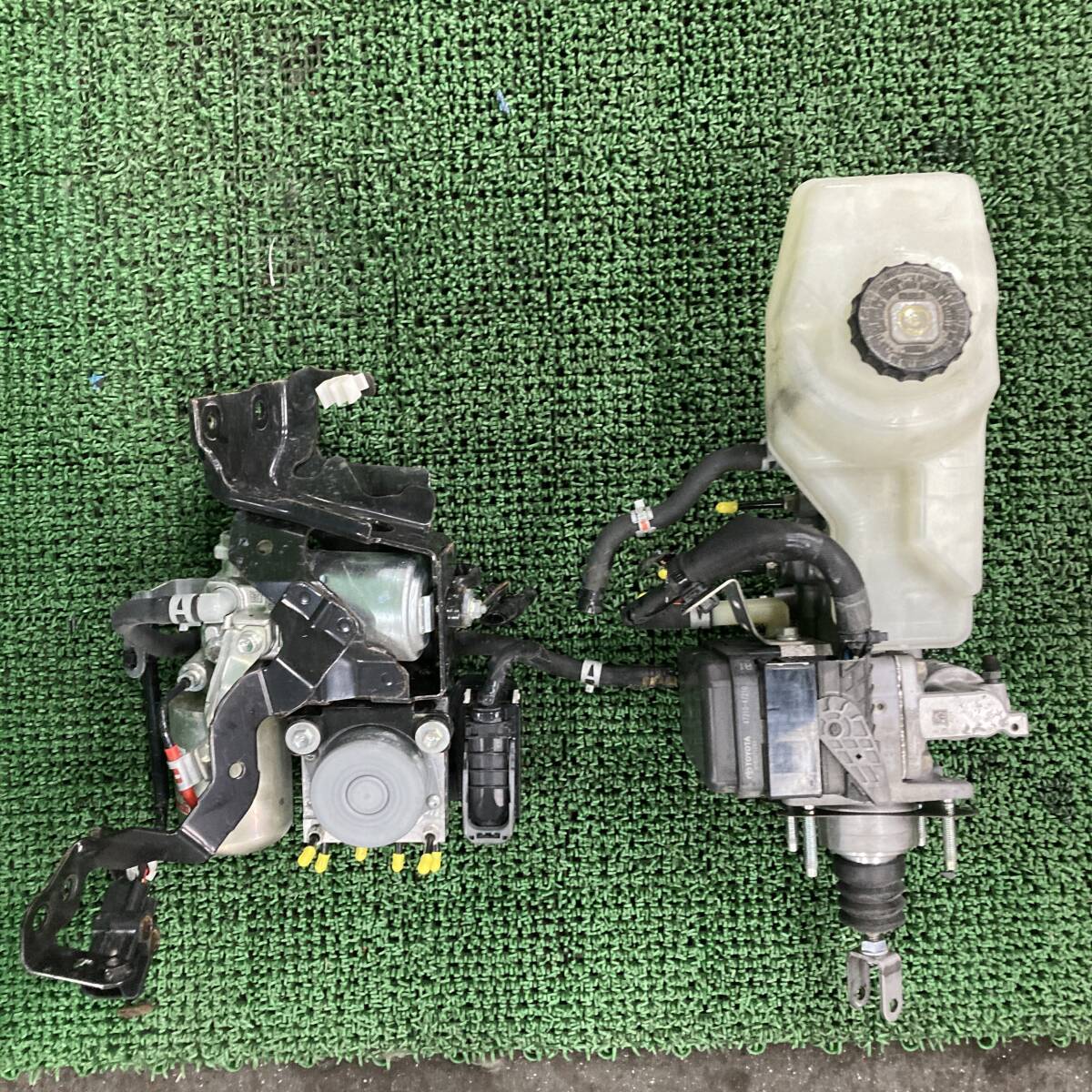 ★☆プリウス A ZVW51 ABS アクチュエーター ポンプセット 44510-47070/47210-47210/47270-47040 水害車(A1499)☆★拍卖