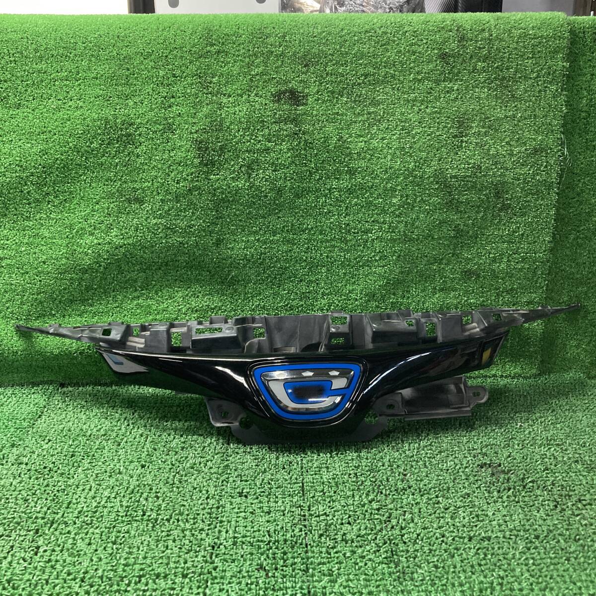 ★☆カローラスポーツ G ZWE213H フロントグリル ラジエターグリル ミリ波レーダー 88210-33120(A1542)☆★拍卖