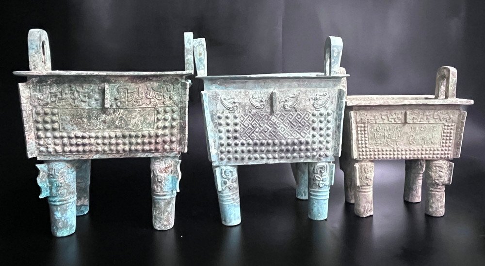 【2ヤPZ012】時代物 中国古玩 唐物 青銅器 双耳四方鼎 3点まとめ 象形文字 祭器 調理器具 古美術品 骨董 趣味 コレクション 現状品拍卖