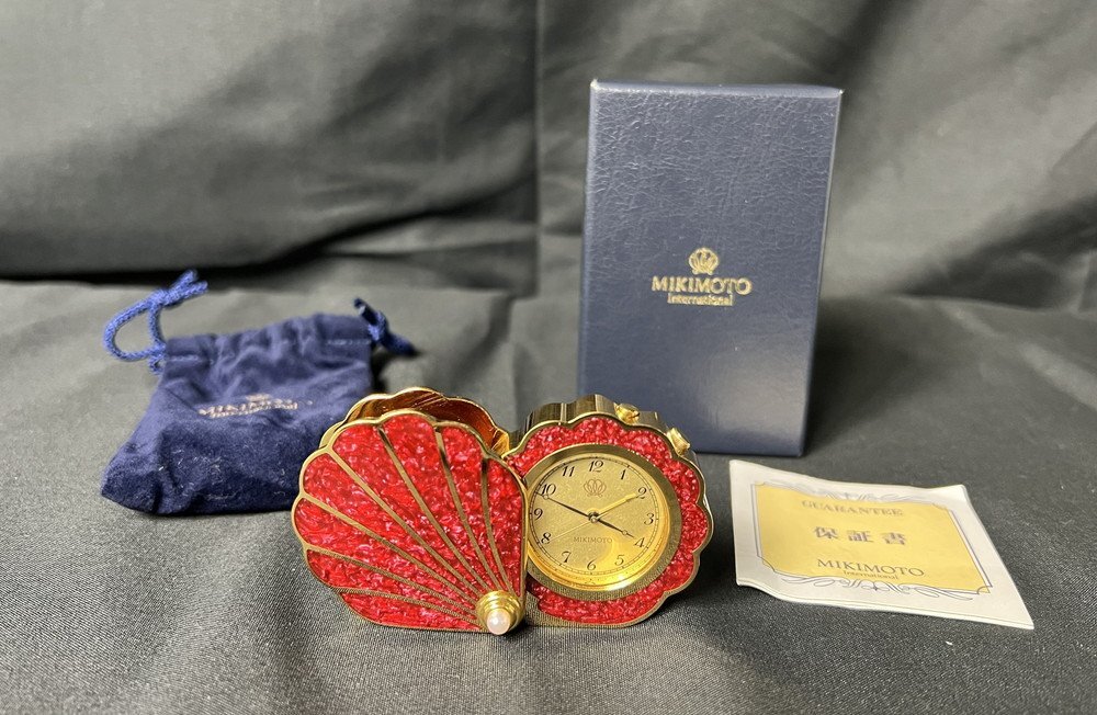 【6PW227】1円スタート MIKIMOTO ミキモト 置時計 N-002 トラベルクロック シェル型 貝殻 パール レッド クオーツ 不動品 収納袋 箱 保証書拍卖