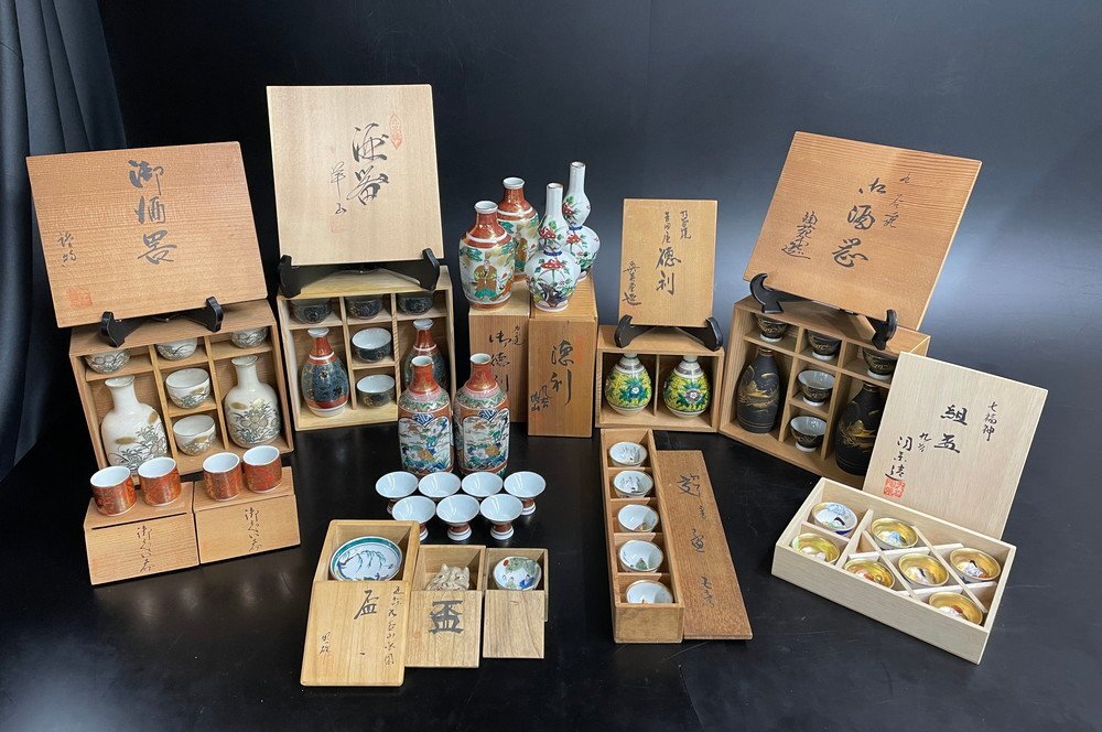 【14AP3603】九谷焼 酒器16点まとめ 徳利 酒杯 盃 ぐいみ おちょこ 陶山 陶栄 他 色絵 金彩 在銘 共箱 木箱 古美術品 骨董 趣味 現状品拍卖