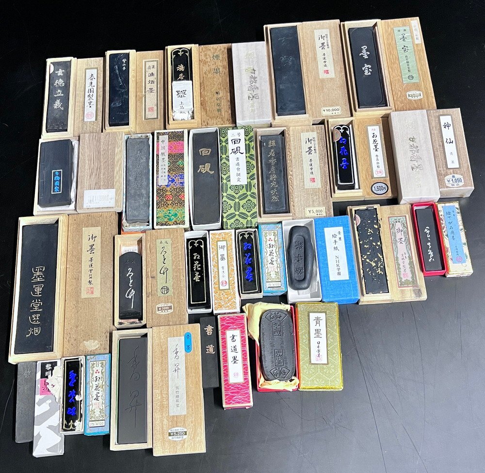 【6AP3668】時代物 和墨 古墨 20点以上まとめ 色絵 金彩 銘有 木箱 飾箱 書道具 習字道具 書画 古美術品 骨董 趣味 コレクション 現状品拍卖