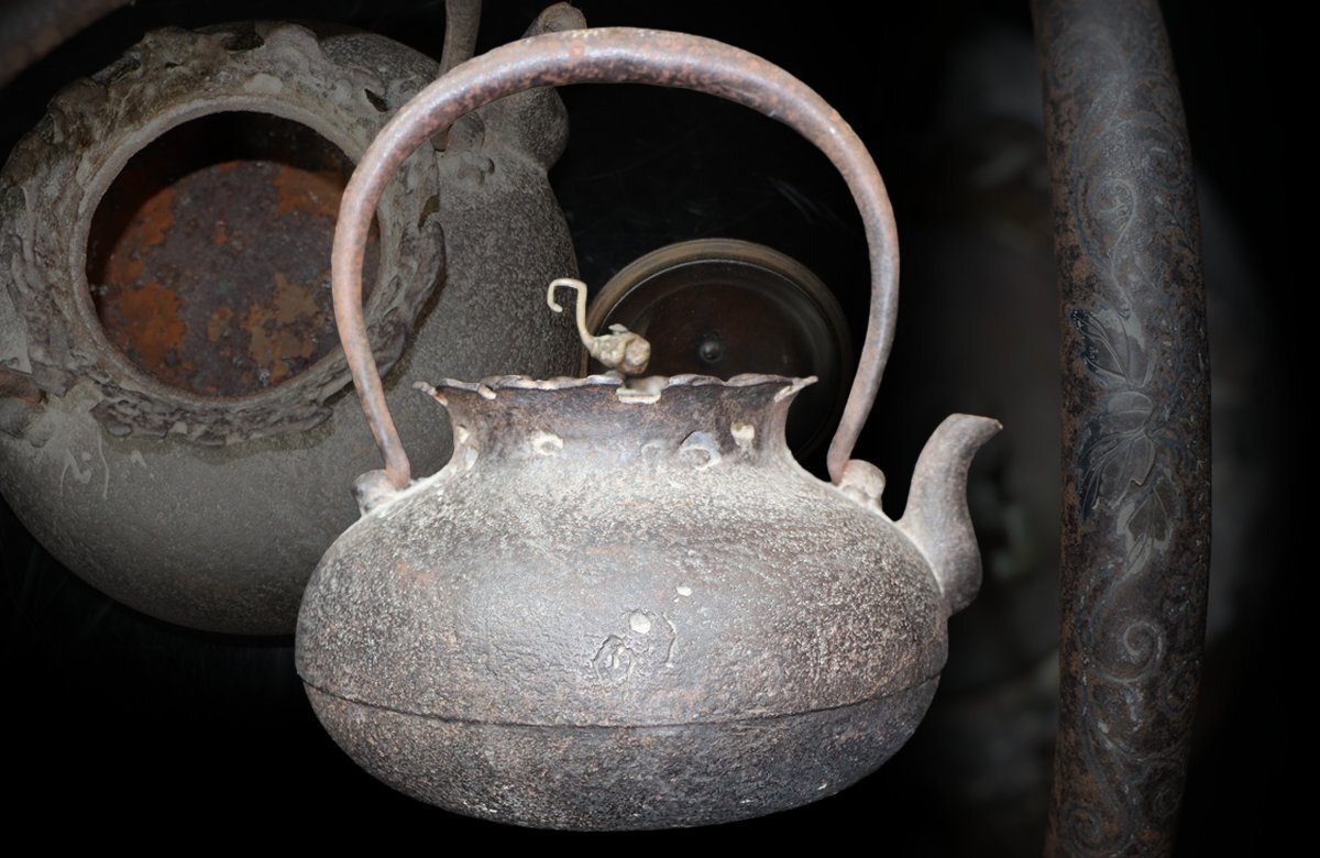 【江】釜師名人造 荒肌象嵌把手巾着形鉄瓶 高さ20㎝ 古美術品(茶道具茶器薬缶湯沸)X1803 DTdjuu LBakoi拍卖