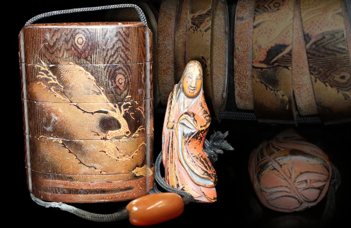 【江】時代 金蒔絵松木図五段印籠 女人形根付 漆器 2.5×7×5.3㎝ 重量50g 古美術品(堤物薬籠古道具)AX1819 LTmmnj拍卖