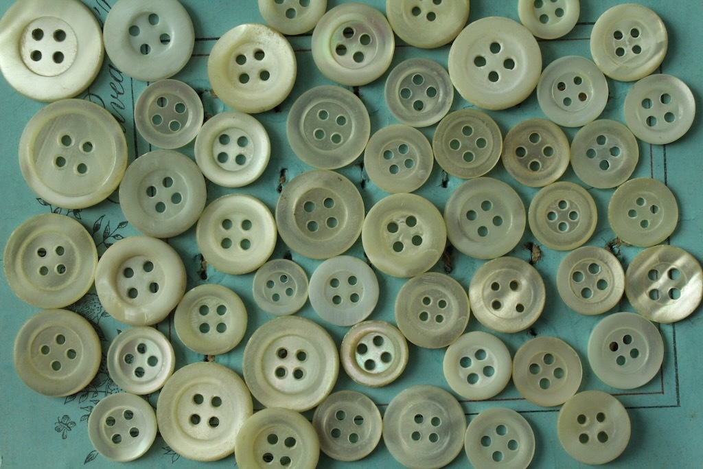 即決 シェルボタン 50個 φ9〜18mm 4穴 貝ボタン ヴィンテージ ハンドメイドパーツ フランス輸入拍卖
