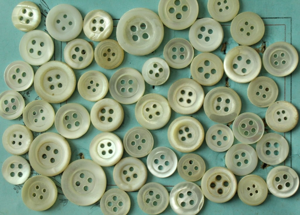 即決 シェルボタン 50個 φ10〜17mm 4穴 貝ボタン ヴィンテージ ハンドメイドパーツ フランス輸入拍卖