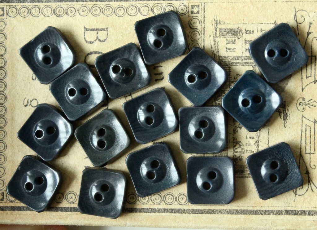 即決 小さな ベジタブルアイボリーボタン 16個 9x9mm 厚2mm スクエア リメイク パーツ 材料 素材 フランス輸入 ヴィンテージ拍卖