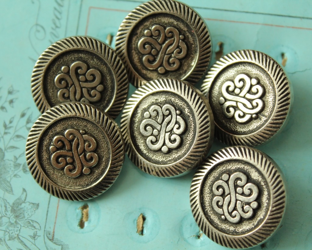 即決 ボタン 6個 φ22mm メタル調 曲線模様 シルバー色 ストライプ 刻み模様 フランス輸入拍卖