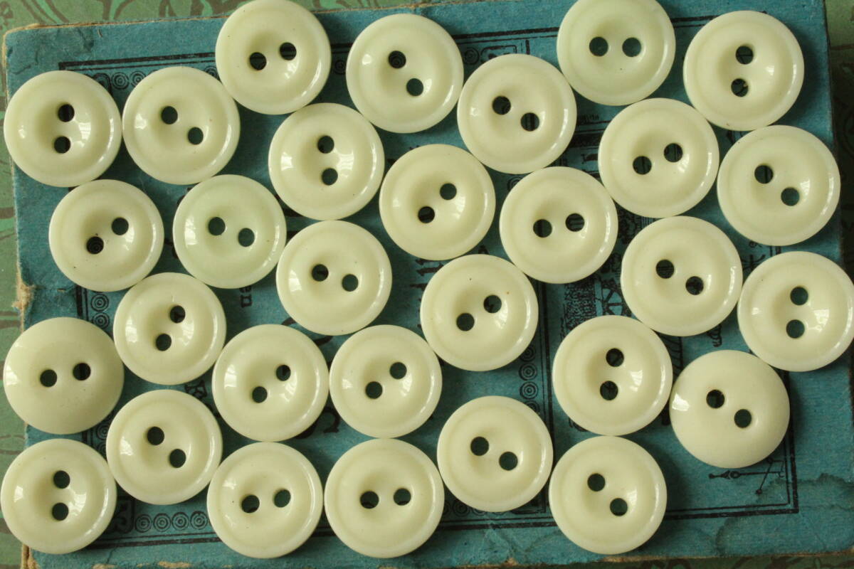 即決 2穴 ガラスボタン 30個 φ13 & 14mm アイボリー 素材 ハンドメイドパーツ リメイク フランス輸入拍卖