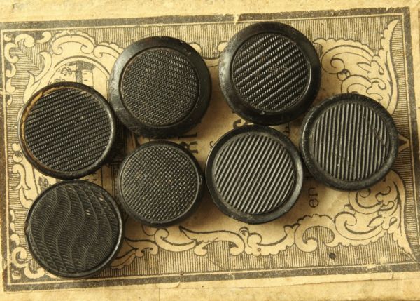 即決 プレスドホーン製 ボタン 7個 φ14~17mm ストライプ 縞模様 黒染め 角ボタン パーツ リメイク フランス輸入拍卖