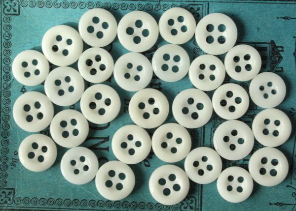 即決 ガラスボタン 30個 φ10 〜 11mm アソート 4穴 白 ホワイト フランス輸入 ヴィンテージ拍卖