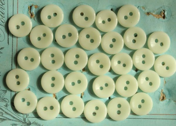 即決 ガラスボタン 30個 φ11mm 淡いアイボリー 2穴 ミルクガラス ハンドメイドパーツ フランス輸入拍卖