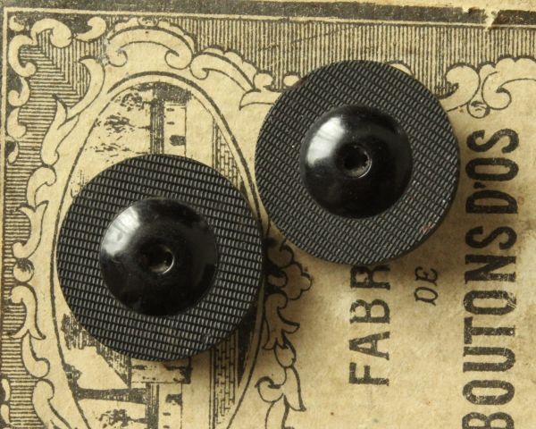 即決 プレスドホーン製 ブラックボタン 2個 φ16mm 厚5mm ホイッスル 黒染め 角ボタン パーツ リメイク フランス輸入拍卖