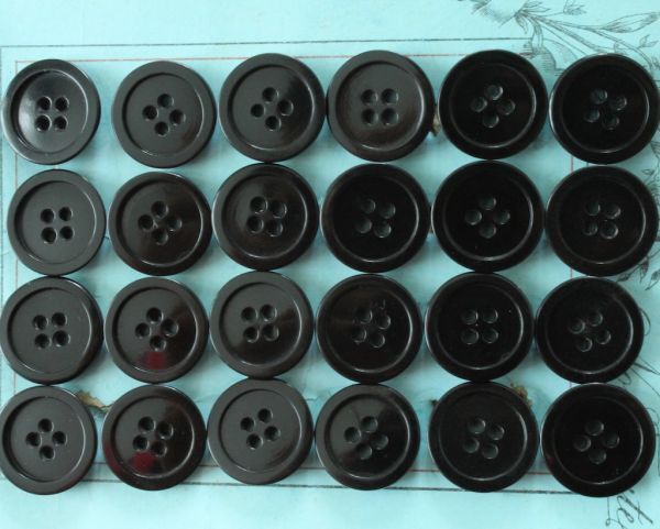 即決 未使用 ベジタブルアイボリーボタン 24個 φ15mm 4穴 ブラック 黒 ナット コロゾ チェコ ヴィンテージ拍卖