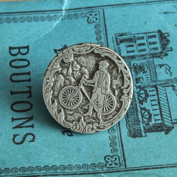 即決 メタルボタン 1個 φ27mm 自転車 人物 城 亜鉛合金 ヴィンテージ 素材 材料 フランス輸入拍卖