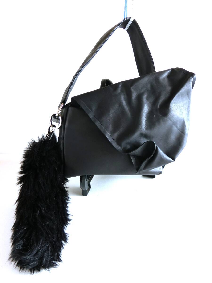 LIMI feu リミフゥ 本革レザー 立体シールド ワンショルダーバッグ 美品 フェイクファーチャーム付き ハンドバッグ ブラック拍卖