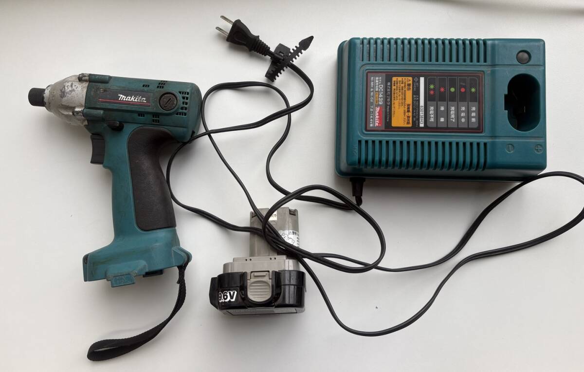ジャンク 1円~ マキタインパクトドライバー 6990D 9.6V 2.2A バッテリー 充電器付拍卖
