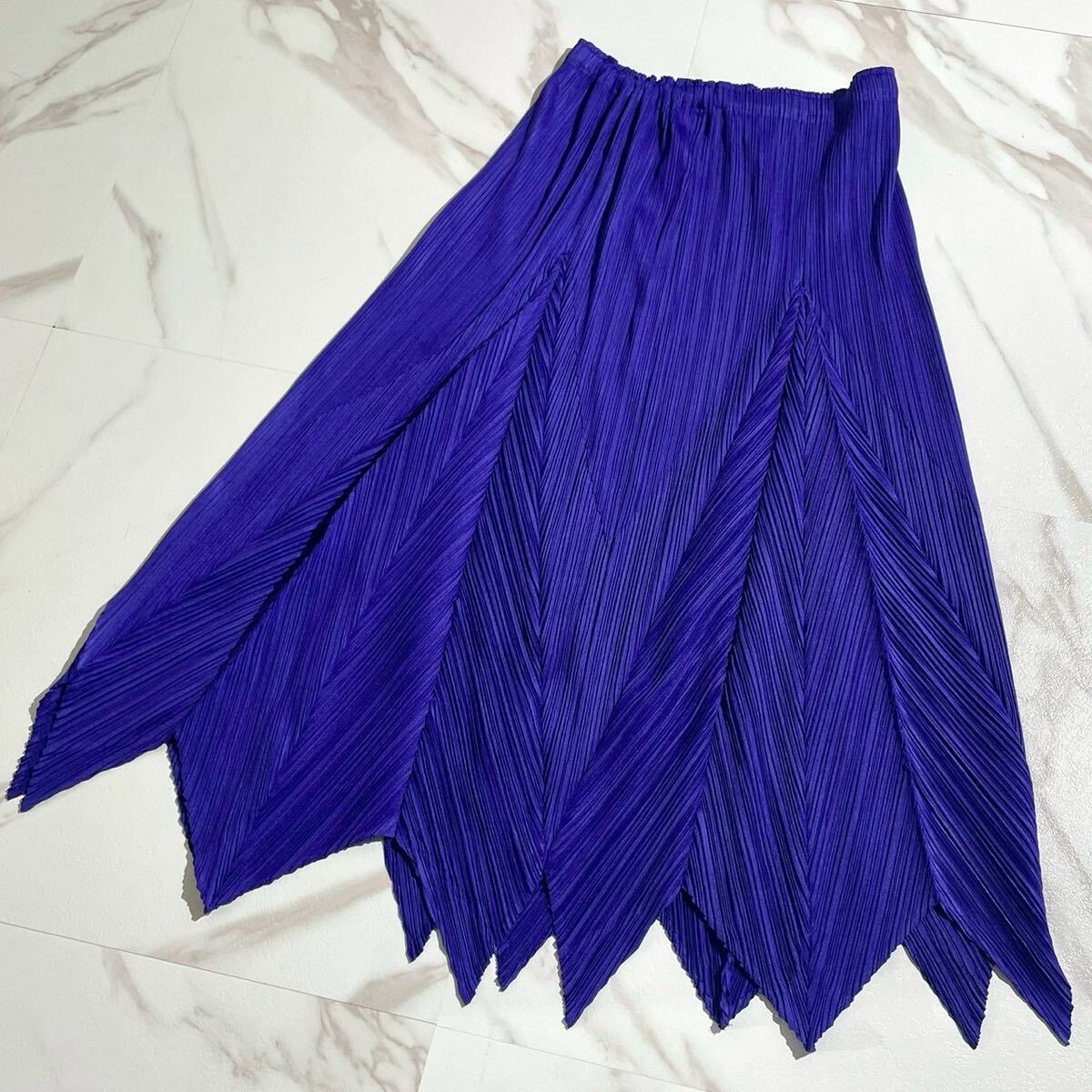 極美品 L相当◎PLEATS PLEASE ジグザグ 変形 斜めプリーツ ロングフレアスカート 3 青 ストレッチ ISSEY MIYAKE イッセイミヤケ ブルー拍卖