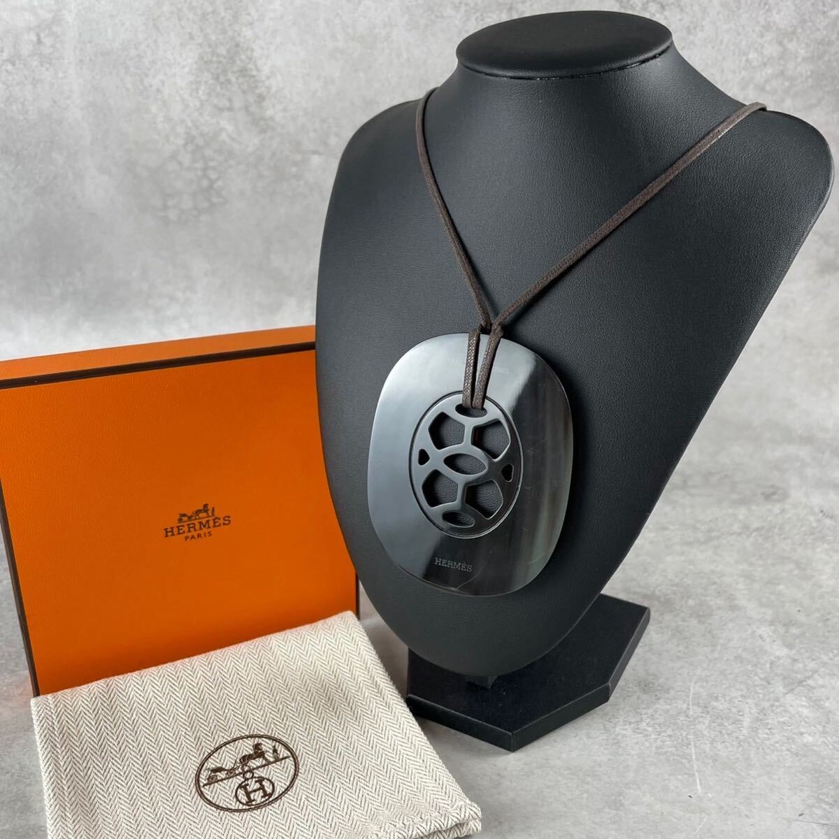 極美品 保存箱 保存袋◎HERMES リフトGM ネックレス バッファローホーン 黒×グレー 水牛 Herms エルメス ペンダント ブラック 希少色拍卖
