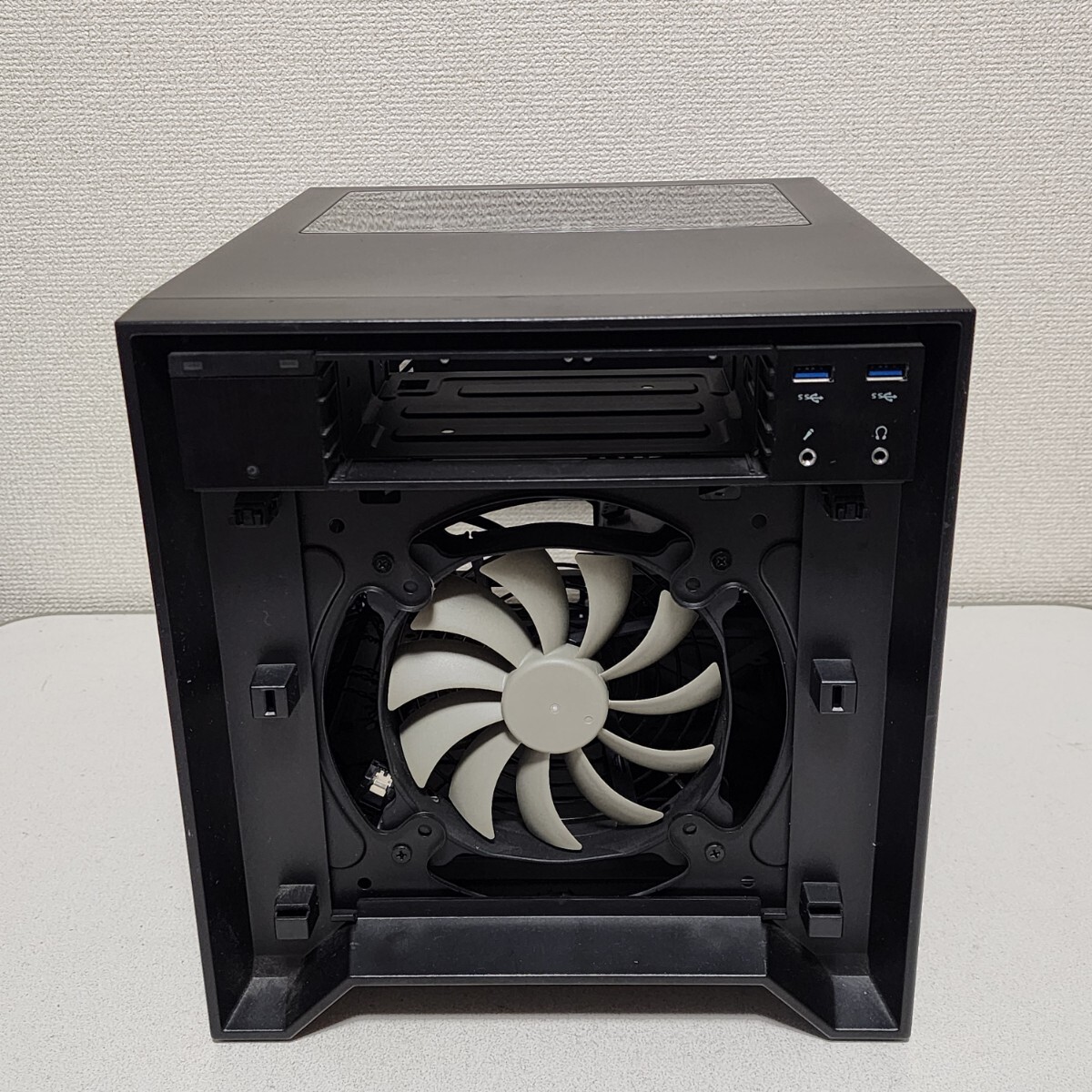 【送料無料】CORSAIR Obsidian Series 250D キューブ型PCケース(Mini-ITX) ATX電源ユニット対応拍卖