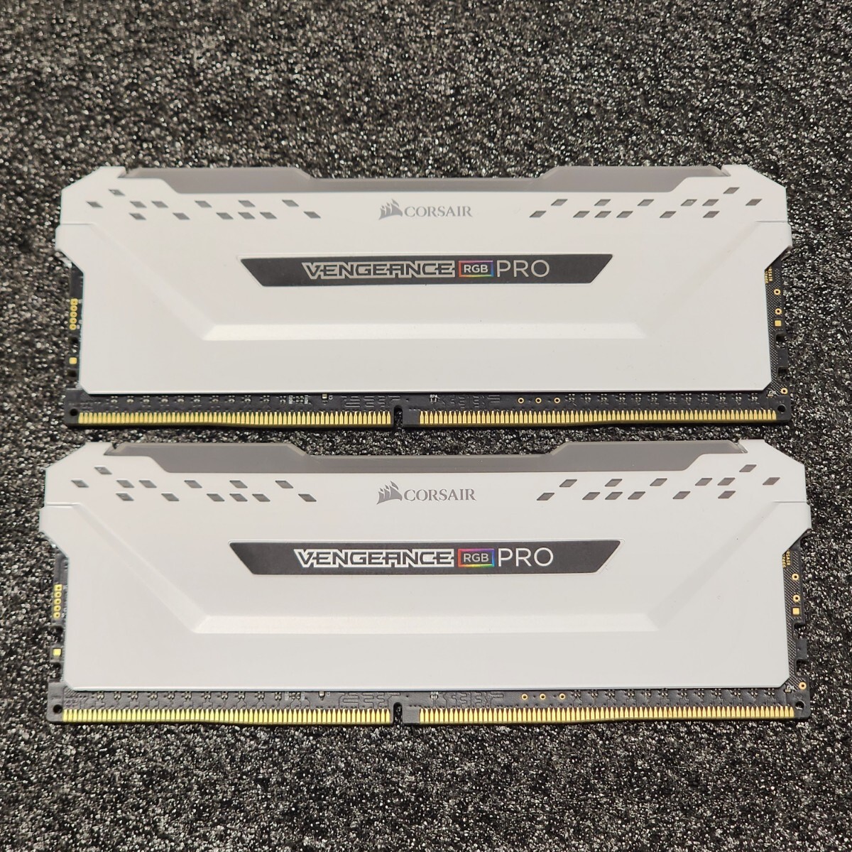 CORSAIR VENGEANCE RGB PRO DDR4-2666MHz 16GB (8GB×2枚キット) CMW16GX4M2A2666C16W 動作確認済み デスクトップ用 PCメモリ 拍卖