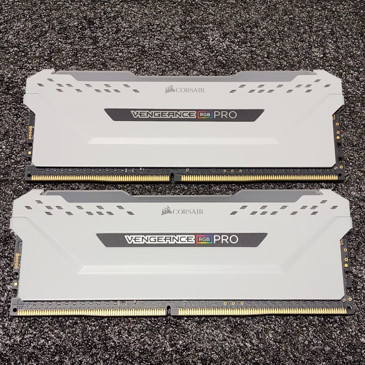 CORSAIR VENGEANCE RGB PRO DDR4-3200MHz 16GB (8GB×2枚キット) CMW16GX4M2C3200C16W 動作確認済み デスクトップ用 PCメモリ (2)拍卖
