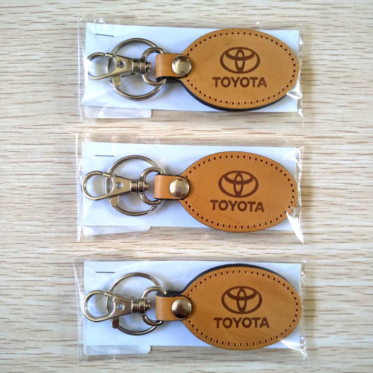 【送料無料】トヨタ博物館限定品 TOYOTA革キーホルダー(丸型)3個セット拍卖